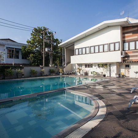 Hotel Reddoorz Premium @ Raya Nginden Wonotjolo Exterior foto