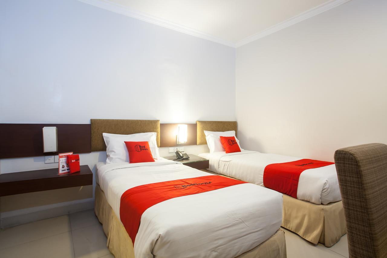 Hotel Reddoorz Premium @ Raya Nginden Wonotjolo Exterior foto