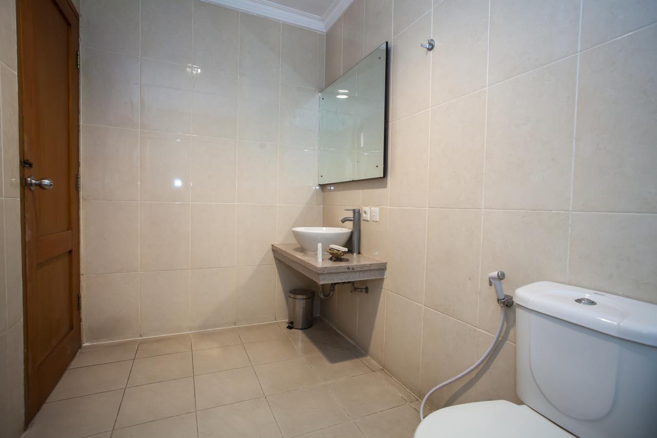Hotel Reddoorz Premium @ Raya Nginden Wonotjolo Exterior foto